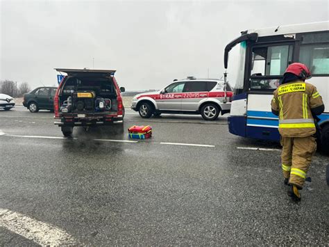 Wypadek w Trzcianie pod Rzeszowem Zderzenie osobówki z autobusem