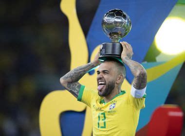 Maior ganhador de títulos do futebol Daniel Alves vai virar estátua em