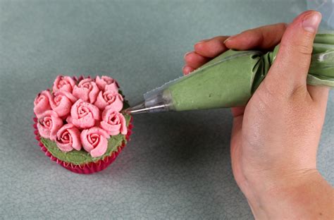 11 Techniques Piping Flowers On Cakes Photo Flower Icing Technique