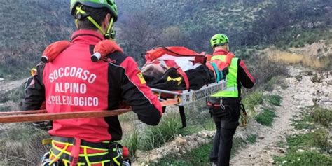 Cade In Una Scarpata Cercatore Di Funghi Salvato Dal Soccorso Alpino