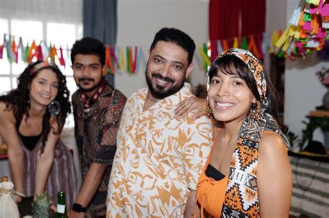 Pareja Joven Feliz Con Ropa Tnica Foto De Archivo Imagen De Amigo