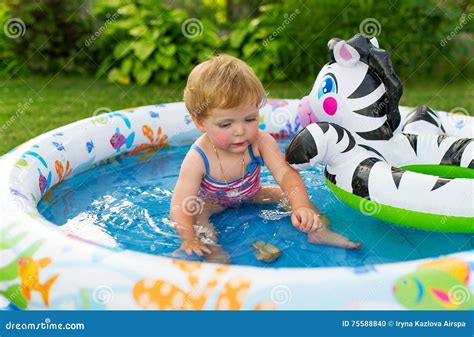 La Petite Fille Nage Dans Une Piscine De Barbotage Photo Stock Image