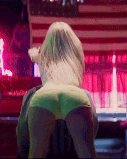 Iggy Azalea Shakes Sexy Ass Mememan