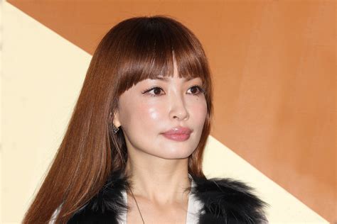 平子理沙のミニスカ姿が美しすぎる 「もうすぐ50歳になるなんて」と驚愕 Sirabee