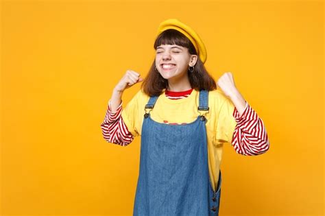 Retrato De Adolescente Feliz Na Boina Francesa Vestido Jeans Mantendo