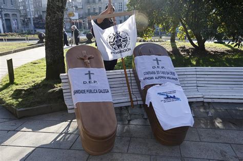 Miles De Personas Toman Las Calles De Santiago En Defensa De La Sanidad