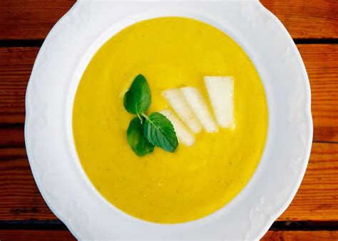 Суп пюре из дыни, огурцов и сладкого перца с мускатным вином