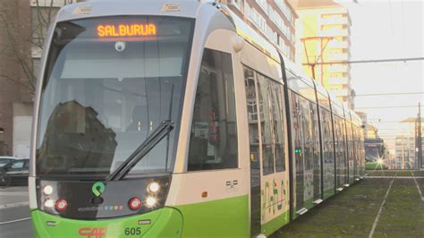 Vídeo Comienzan las pruebas del tranvía de Vitoria Gasteiz por Salburua