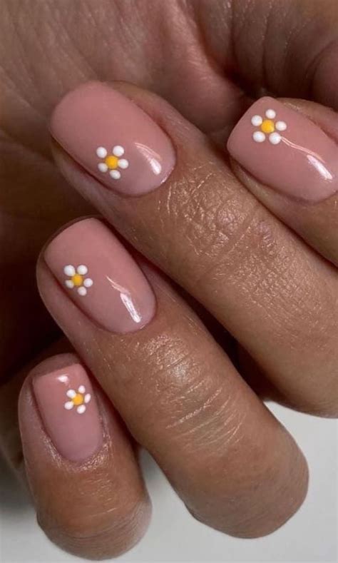 45 Pretty Daisy Nail Designs For A Blooming Spring Look In 2024