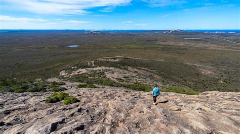 Premium Photo Brave Backpacker Girl Descends From Frenchman Peak In