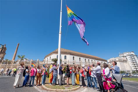 Izado De La Bandera LGTBI En La Plaza De Sevilla Transparencia