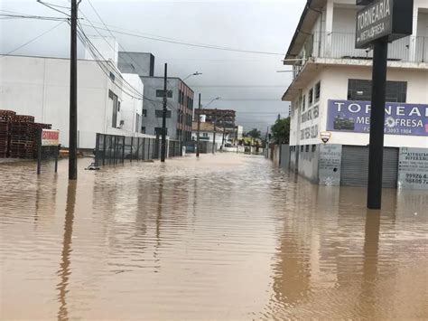 Homem Morre Eletrocutado Ao Tentar Atravessar Via Alagada Jornal De