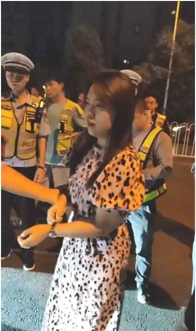 湖南一醉酒宝马女撞人后竟拖行一公里，被拦后却淡定令人愤怒！ 交警 撞人 宝马 新浪新闻