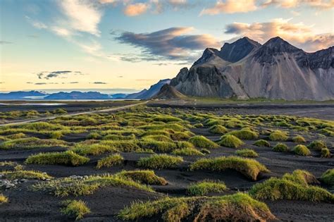 Hermoso paisaje del amanecer sobre la montaña vestrahorn con un montón