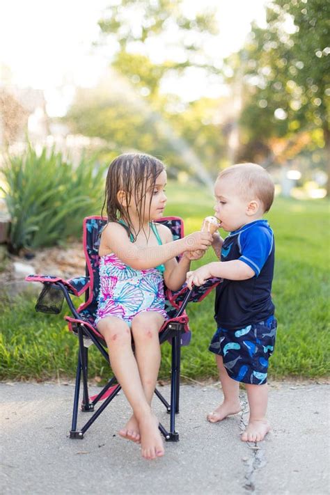 Menino E Menina Que Comem O Gelado Imagem De Stock Imagem De