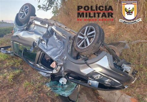 Carro Colide Contra Carreta Capota E Deixa Duas Pessoas Em Estado