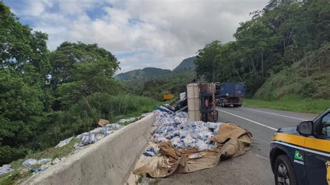 Caminhão arroz tomba na Régis Bittencourt Portal Rodonews GVR