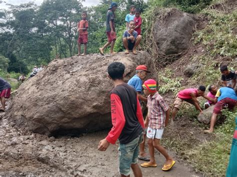 Intensitas Hujan Tinggi Jalur Nundang Ruteng Tertimbun Longsoran Batu