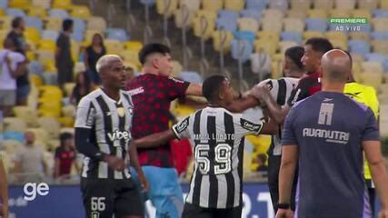 Barboza do Botafogo perde dente em confusão após derrota para o