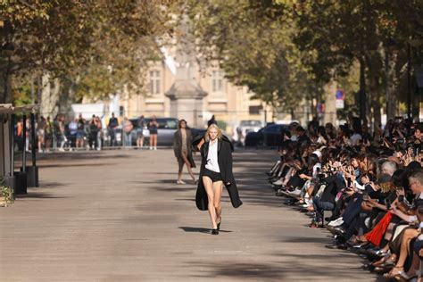 Stella Mccartney Apresenta Tecido Sustent Vel Em Desfile Em Paris