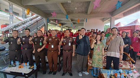 Kajati Kalbar Berikan Kuliah Umum Restorative Justice Di Unika Santo