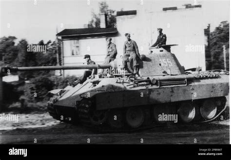 Seconda Guerra Mondiale Foto B N Un Carro Armato Tedesco Panther Si