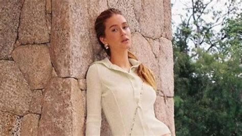 Marina Ruy Barbosa posa de biquíni em piscina e brinca acessórios