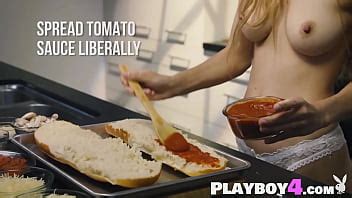 Dulce modelo MILF Alexandra Tyler muestra sus increíbles tetas después de una pose perfecta