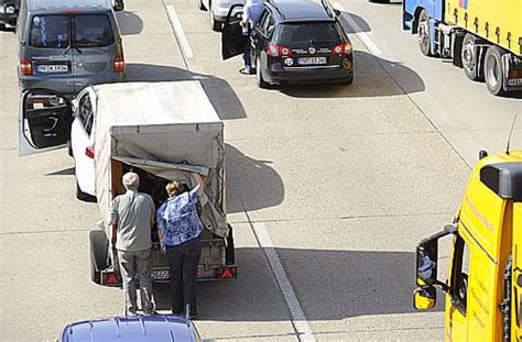 Ein umgekippter Laster auf der A 8 in Fahrtrichtung Karlsruhe sorgt für