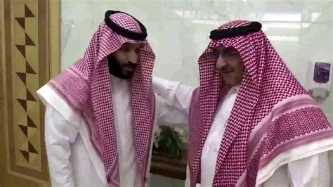 الأمير محمد بن سلمان يقبل قدم الأمير محمد بن نايف تقديراً واحتراماً