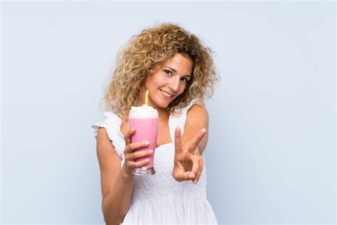 Jovem Mulher Loira Cabelos Cacheados Segurando Um Milk Shake De