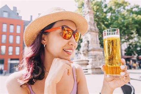 Una Chica Bebe Y Prueba Una Deliciosa Cerveza Artesanal Tradicional