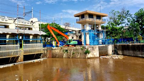 Status Pintu Air Manggarai Normal Tumpukan Sampah September Tembus