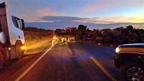 Carreta Tomba E Interdita Parte Da Br Em Valen A Graus O