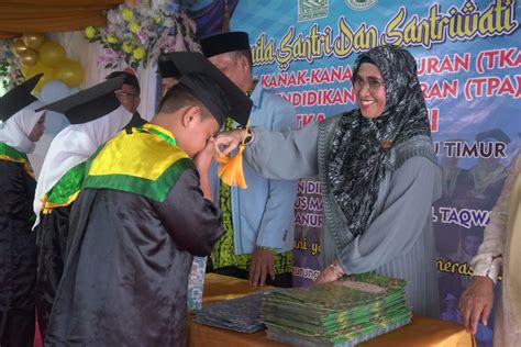 Hj Sufriaty Hadiri Wisuda Santri Dan Santriwati TKA TPA Se Kecamatan