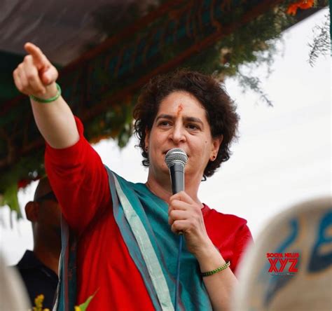 Hiriyur Congress General Secretary Priyanka Gandhi Holds A Roadshow