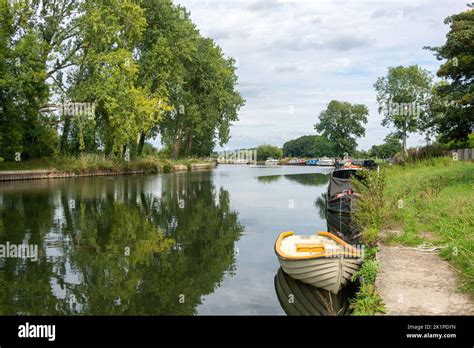 Path Boats Moored On River Thames Sonning Village Villages Centr Hi Res