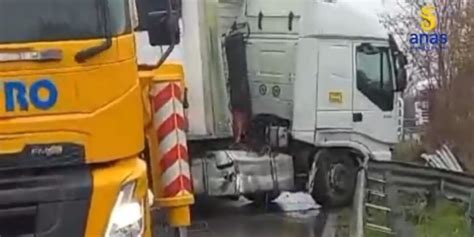 Camion Di Traverso Sulla Chiusa E Poi Riaperta La Jonica All