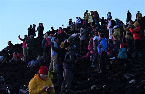 外国人の富士登山急増 多言語対応急務に 山小屋スタッフら Ai翻訳機器やアプリ活用｜あなたの静岡新聞