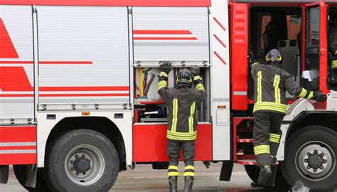 Teramo Esplosione In Una Fabbrica Di Fuochi D Artificio Un Morto E Un