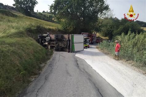 Autocarro Si Rovescia A Montecarotto Grave Il Conducente Notizie