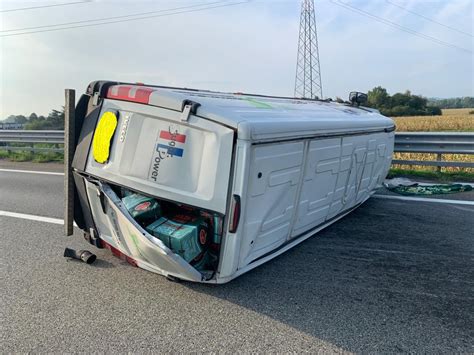 Un furgone si ribalta tra Ivrea e Santhià forti rallentamenti e