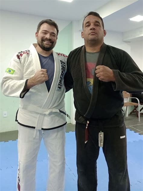 Professor realiza projeto de jiu jitsu o Colégio Resolve em