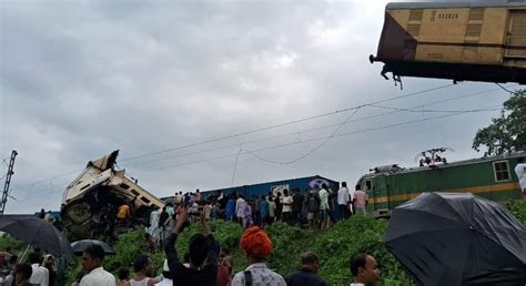 மேற்கு வங்கத்தில் பயங்கர ரயில் விபத்து நெஞ்சை பதறவைக்கும் போட்டோஸ்