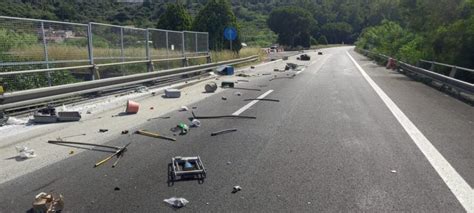 Camion Si Ribalta In Autostrada A Rometta E Perde Il Carico Traffico