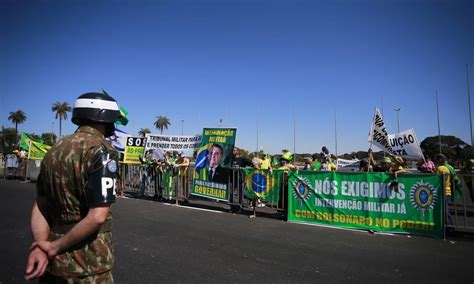 Protesto leva cruzes à Esplanada dos Ministérios para criticar