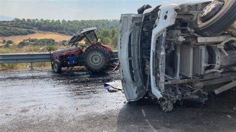 Traktör 300 metre sürüklendi Manisa da feci kaza 1 ölü 4 yaralı