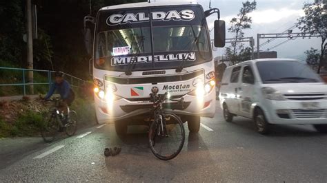 Fotos Se Le Mont Bus Casi Atropella A Ciclista Por La Autopista A