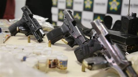 Pol Cia Apreende Armas Que Podem Ter Sido Usadas Nos Disparos Contra