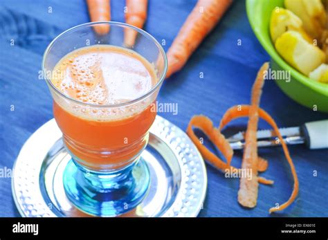 Jugo De Zanahoria Con Manzana Y Jengibre Limón Fotografía De Stock Alamy